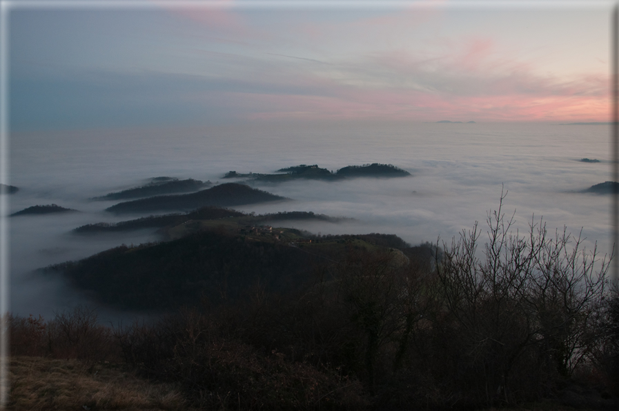 foto Colline nella nebbia al Tramonto